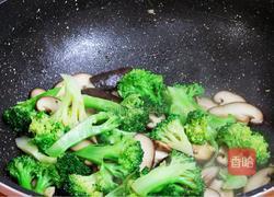 西兰花炒香菇的做法图解10