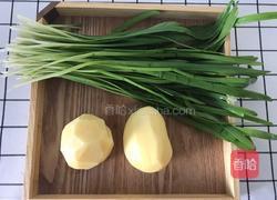 土豆片炒韭菜的做法图解1