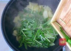 土豆片炒韭菜的做法图解9