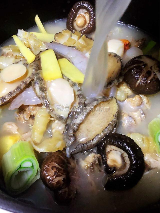 倒入鸡汤