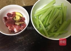 西芹炒牛肉的做法图解1