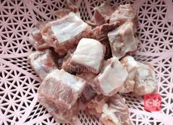 毛豆烧排骨的做法图解1