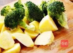 土豆条烧西兰花的做法图解1