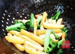 土豆条烧西兰花的做法图解7