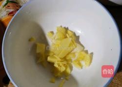 手撕包菜炒腊肉的做法图解2