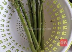 猪肉炒芦笋的做法图解1