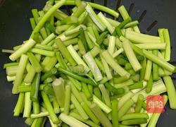 蒜薹炒肉的做法图解1