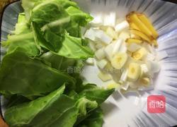 火腿鸡蛋炒方便面的做法图解2