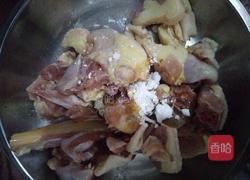 土豆焖鸡肉的做法图解1