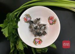 爆炒西芹木耳的做法图解1