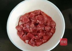 芹菜丁炒牛肉的做法图解1