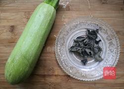 西葫芦炒木耳的做法图解1