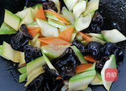 西葫芦炒木耳的做法图解10