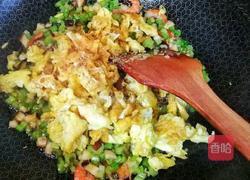 比扬州炒饭还好吃的虾仁西芹蛋炒饭的做法图解6
