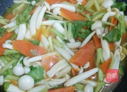 海鲜菇炒胡萝卜的做法图解5