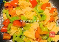 苦瓜甜椒炒鸡蛋的做法图解4