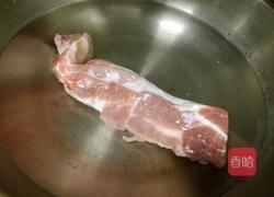 酸菜炖五花肉粉条的做法图解2