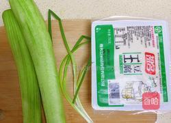丝瓜豆腐汤的做法图解1