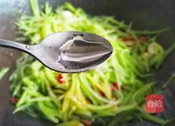 清爽可口的清炒莴笋丝的做法图解8