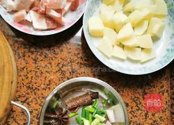 土豆焖红烧肉的做法图解1