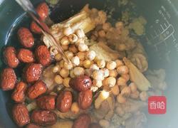 红枣莲子炖鸡汤的做法图解4