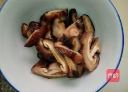 香菇炖猪肉的做法图解3
