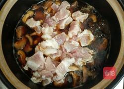 香菇炖猪肉的做法图解6