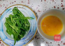 青椒炒蛋的做法图解1