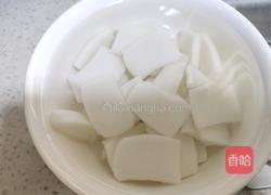 蒜苗灌肠炒年糕的做法图解2