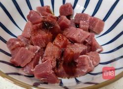 杏鲍菇炒牛肉粒的做法图解2