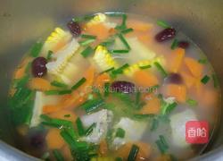 胡萝卜玉米排骨汤的做法图解6