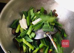青蒜炒腊猪脸的做法图解4