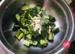炝拌蒜蓉黄瓜的做法图解2