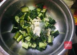 炝拌蒜蓉黄瓜的做法图解3