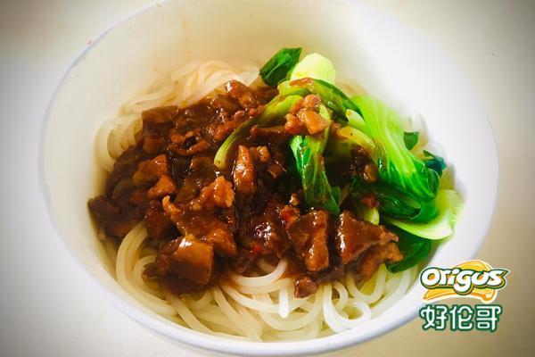 农家炸酱拌米粉