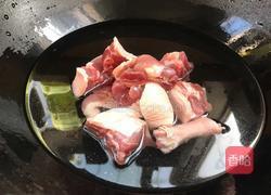 土豆烧鸭肉的做法图解1