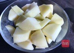 土豆烧鸭肉的做法图解3