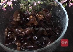 黑木耳山药脊骨汤的做法图解7