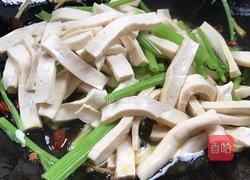 西芹炒豆腐干的做法图解7