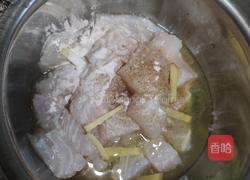 酸菜巴沙鱼的做法图解2