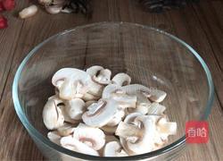 青红椒口蘑炒鸡蛋的做法图解1