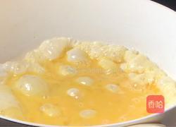 青红椒口蘑炒鸡蛋的做法图解6