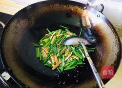 韭菜苔炒豆干的做法图解5