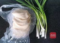 葱油饼（饺子皮版）的做法图解1