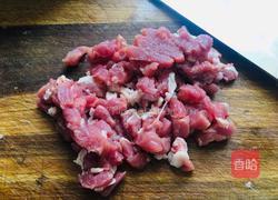 干锅肉丁配土豆四季豆的做法图解2