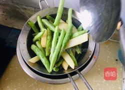 干锅肉丁配土豆四季豆的做法图解4