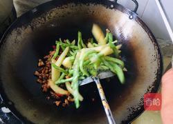 干锅肉丁配土豆四季豆的做法图解8
