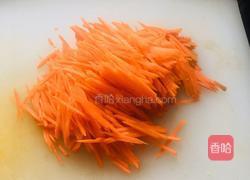 胡萝卜丝炒豆腐皮的做法图解1