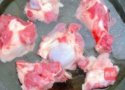 莲藕骨头汤的做法图解1