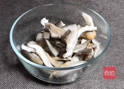 平菇炒肉的做法图解2